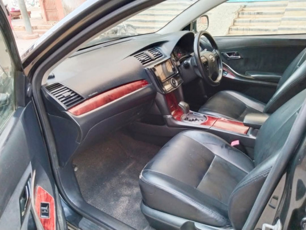 toyota-premio-f-15-big-7