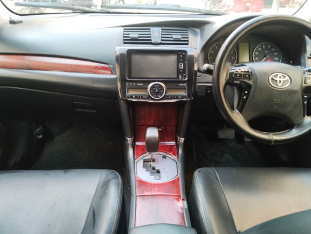 toyota-premio-f-15-big-8