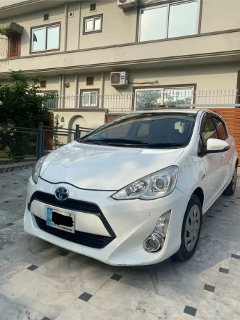 toyota-aqua-s-2015-big-0