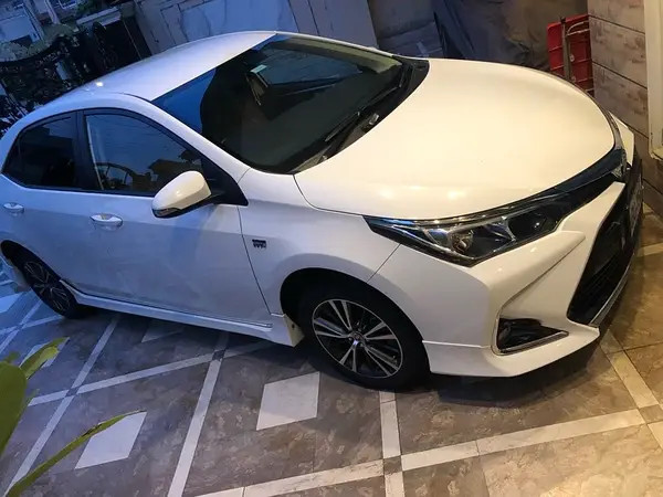 toyota-corolla-altis-grande-x-cvt-i-18-black-interior-big-2