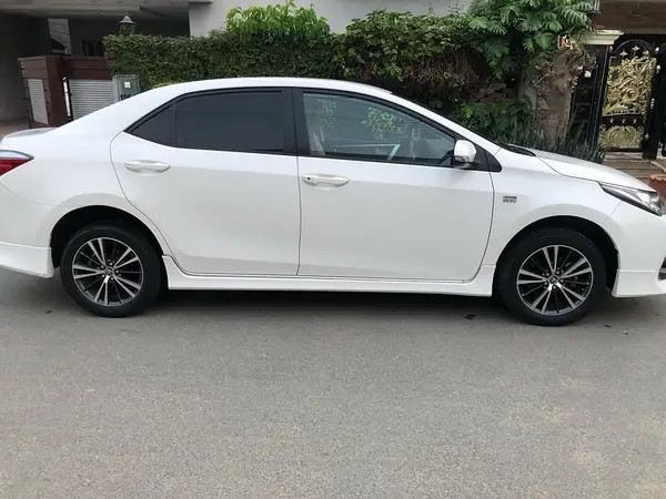 toyota-corolla-altis-grande-x-cvt-i-18-black-interior-big-1