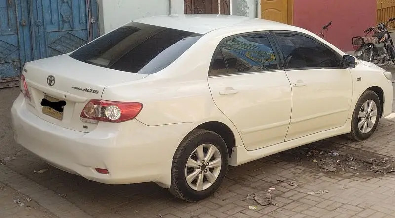 toyota-corolla-altis-2013-big-1
