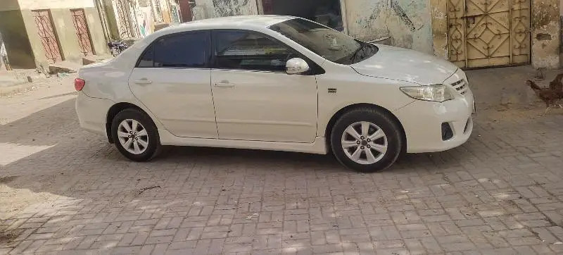 toyota-corolla-altis-2013-big-11