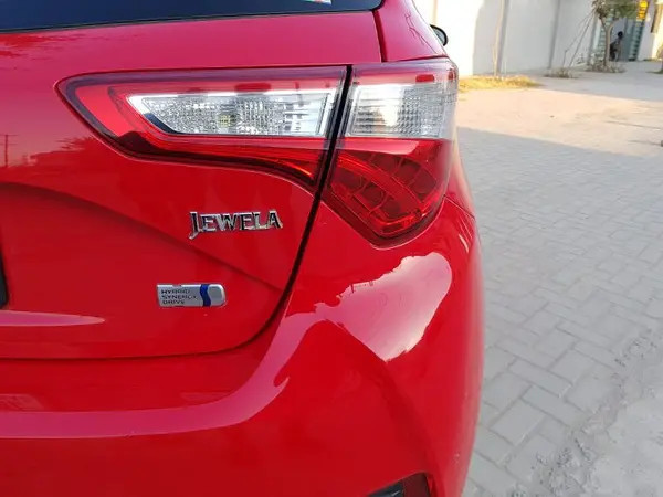 toyota-vitz-hybrid-2018-big-7