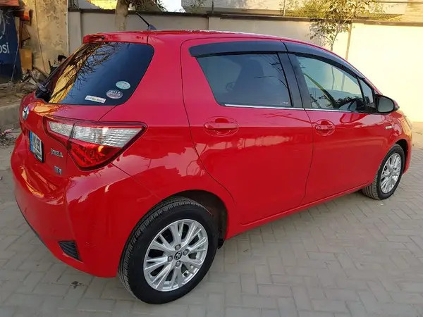 toyota-vitz-hybrid-2018-big-8
