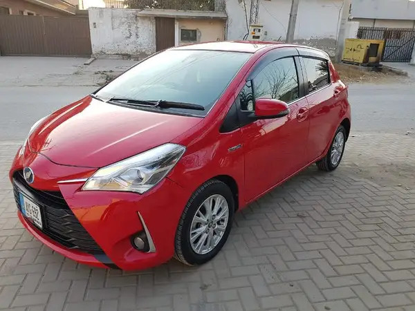 toyota-vitz-hybrid-2018-big-10