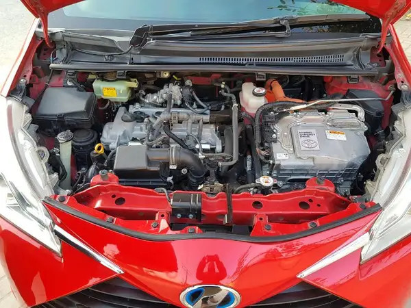 toyota-vitz-hybrid-2018-big-14