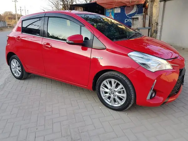 toyota-vitz-hybrid-2018-big-11