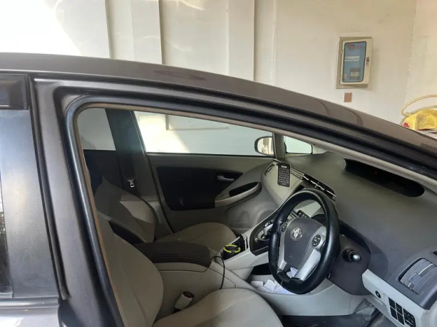 toyota-prius-2011-big-9