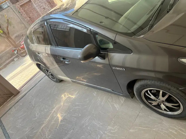 toyota-prius-2011-big-4