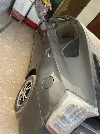 toyota-prius-2011-big-7