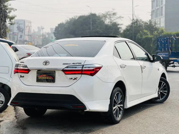 toyota-corolla-altis-grande-big-1