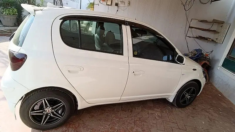 toyota-vitz-2014-big-4