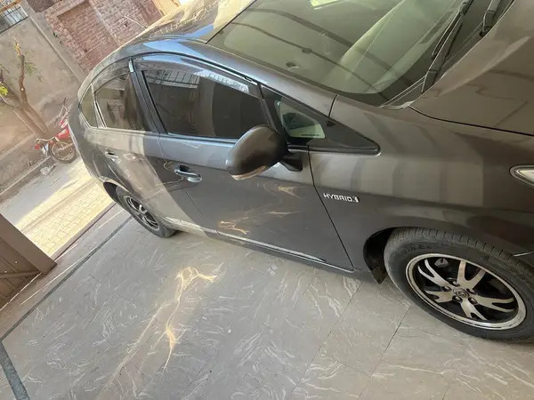 toyota-prius-2011-big-3