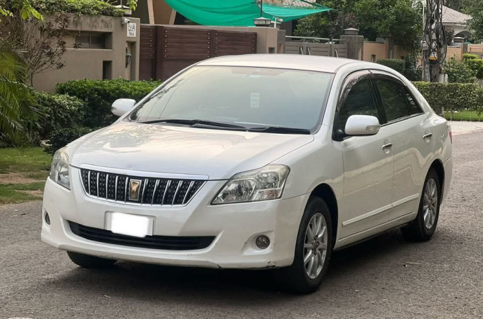 toyota-premio-f-15-big-1