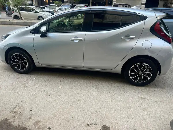 toyota-aqua-big-4