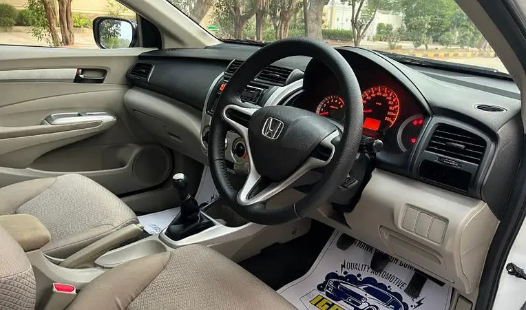 honda-city-13-i-vtec-model-2013-big-4