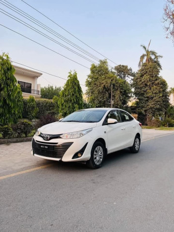toyota-yaris-sedan-gli-mt-13-big-2