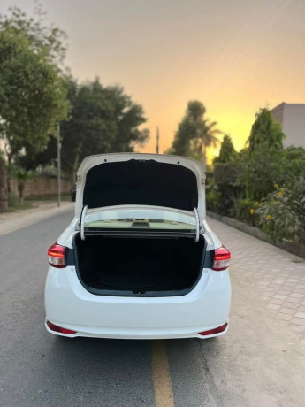 toyota-yaris-sedan-gli-mt-13-big-8