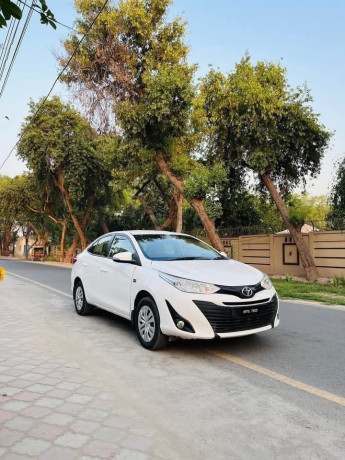 toyota-yaris-sedan-gli-mt-13-big-6