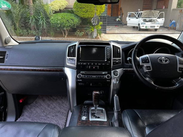 toyota-land-cruiser-zx-gasoline-35l-big-3