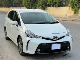 toyota-prius-alpha-2018