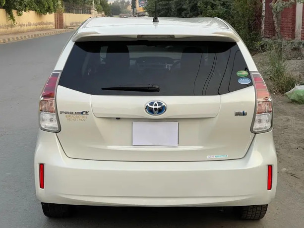 toyota-prius-alpha-2018-big-6
