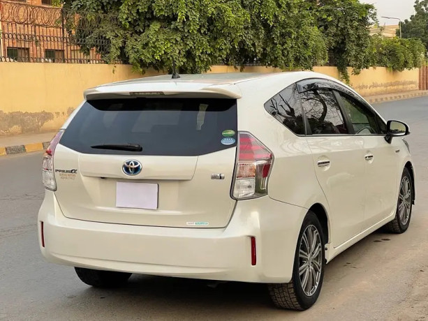 toyota-prius-alpha-2018-big-4