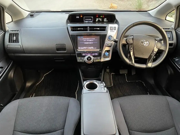 toyota-prius-alpha-2018-big-10
