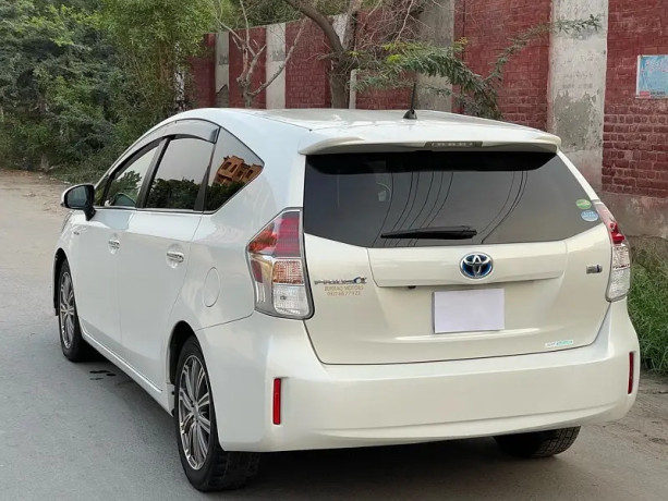 toyota-prius-alpha-2018-big-5
