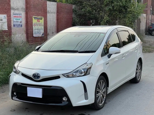 toyota-prius-alpha-2018-big-3