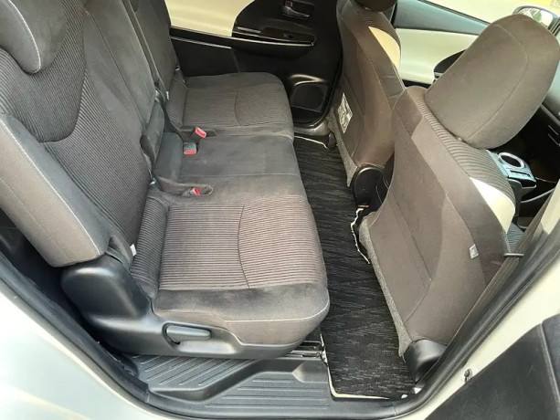 toyota-prius-alpha-2018-big-12