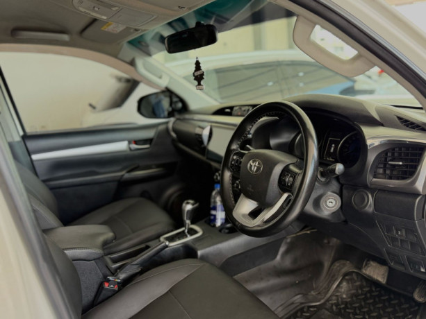 toyota-hilux-revo-g-automatic-28-big-1