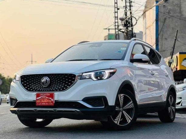 mg-zs-ev-mce-essence-big-2