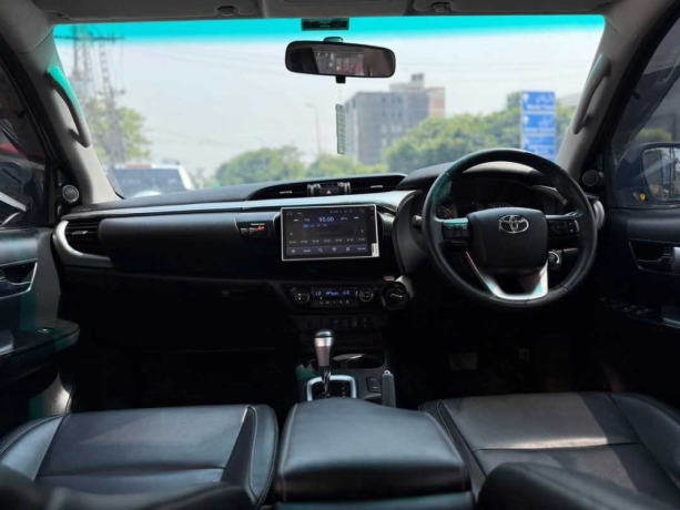 toyota-hilux-revo-v-automatic-28-big-3