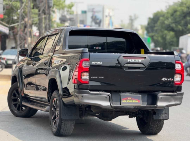 toyota-hilux-revo-v-automatic-28-big-2