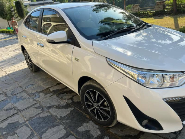toyota-yaris-sedan-gli-cvt-13-big-1