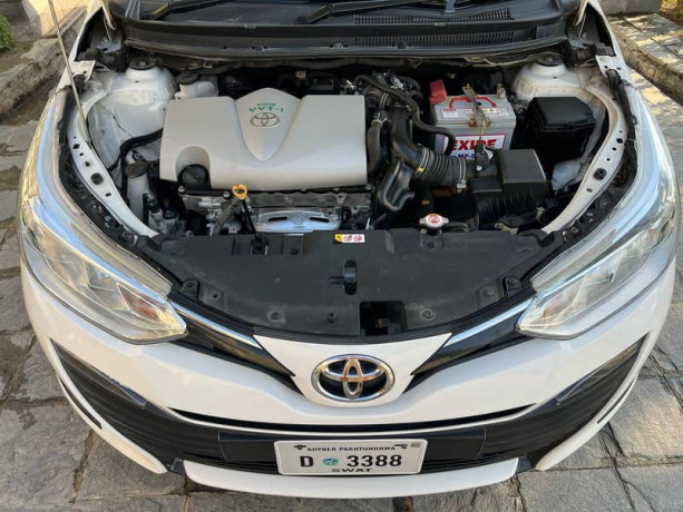 toyota-yaris-sedan-gli-cvt-13-big-3