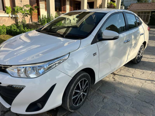 toyota-yaris-sedan-gli-cvt-13-big-2