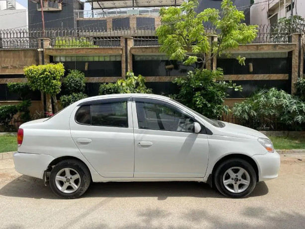 toyota-platz-2003-2006-big-1
