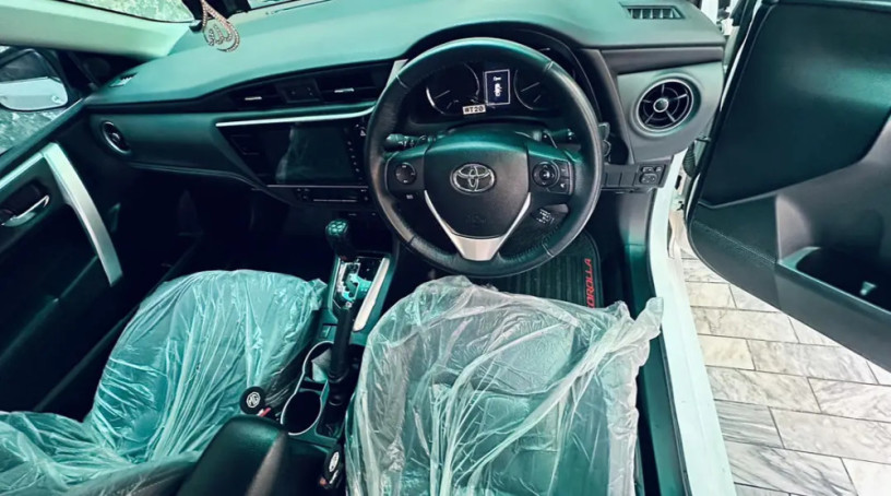 toyota-corolla-altis-grande-x-cvt-i-18-black-interior-big-4
