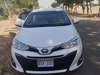 toyota-yaris-sedan-ativ-x-cvt-15-black-interior