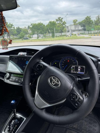 toyota-corolla-axio-g-big-5