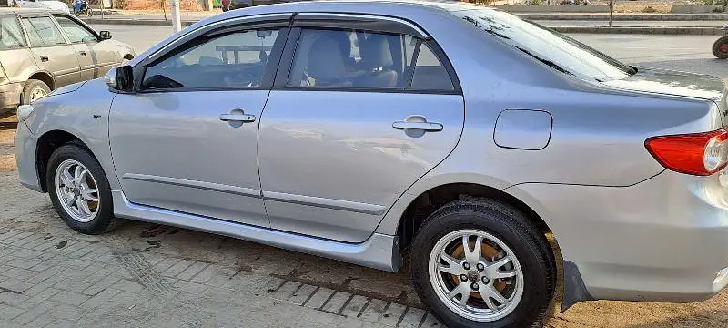 toyota-corolla-gli-2011-big-1