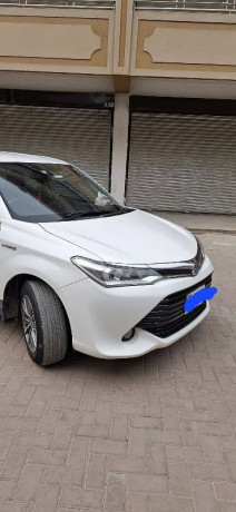 toyota-corolla-axio-hybrid-15-big-2