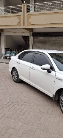 toyota-corolla-axio-hybrid-15-big-3