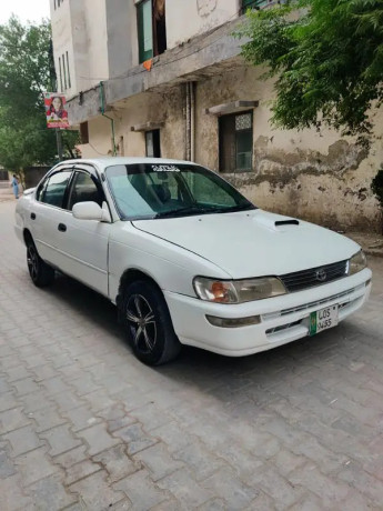 toyota-corolla-xe-big-0