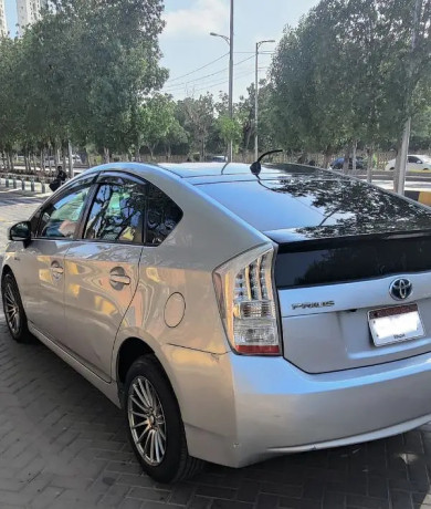 toyota-prius-2011-big-3