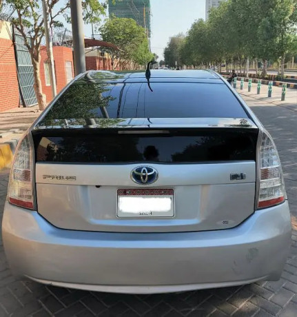toyota-prius-2011-big-4