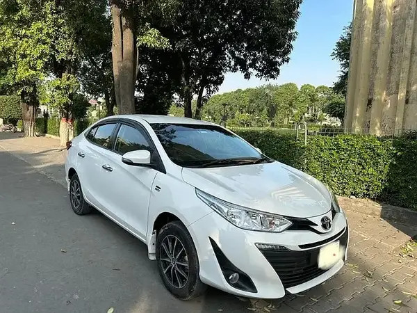 toyota-yaris-sedan-gli-mt-13-big-1